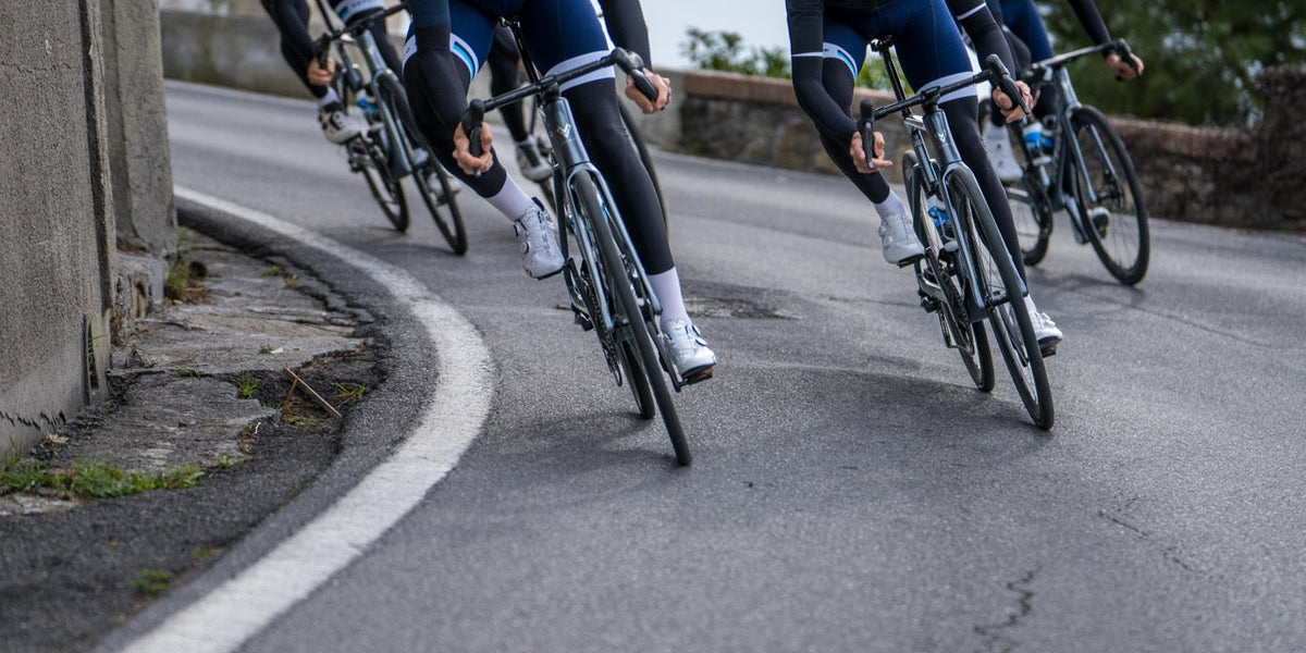 Bergab fahren mit Kurven: So meisterst du enge Kurven auf dem Rennrad   myvelo.de