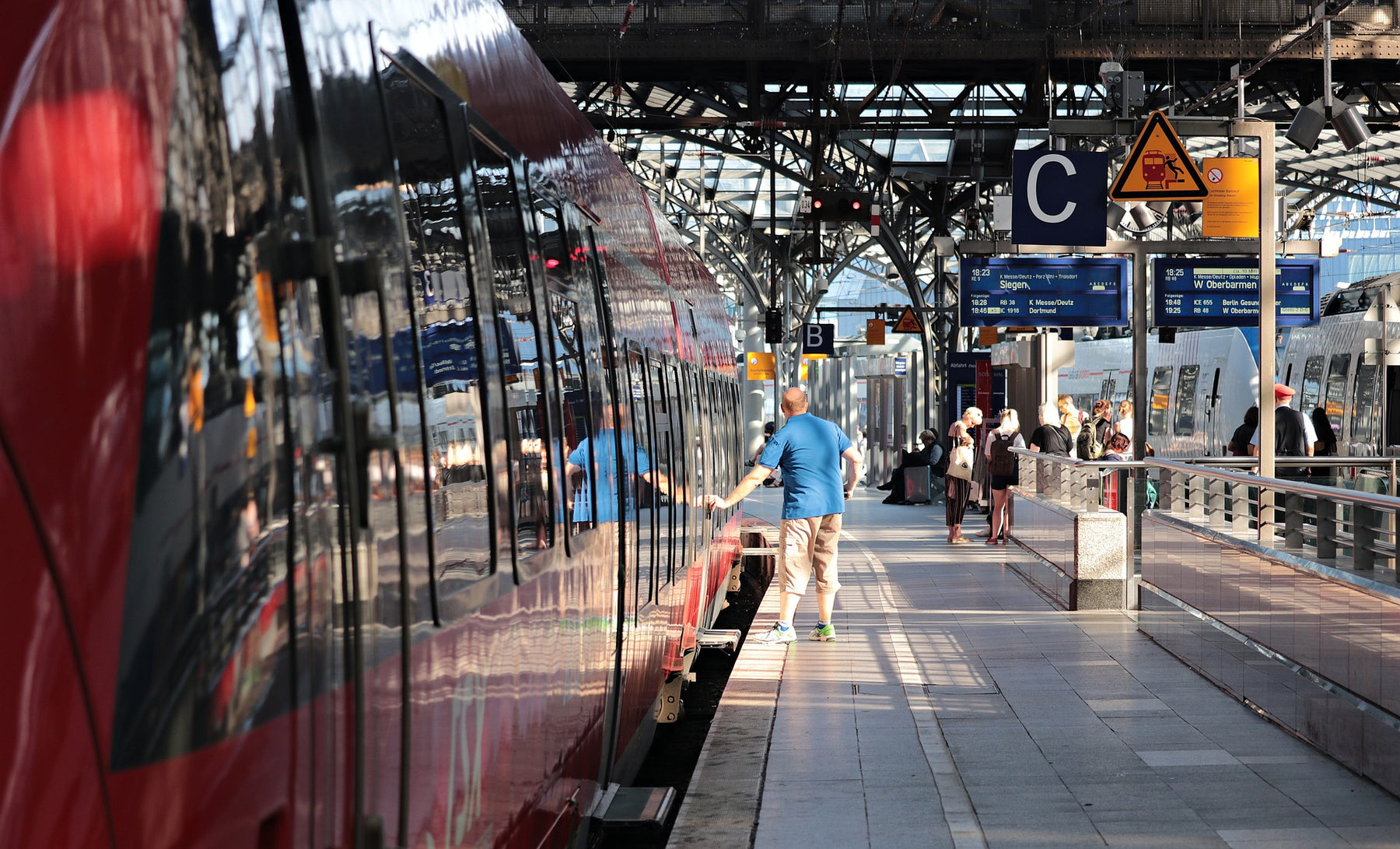 Elektrische Koffer am Bahnhof