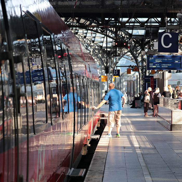 Elektrische Koffer am Bahnhof